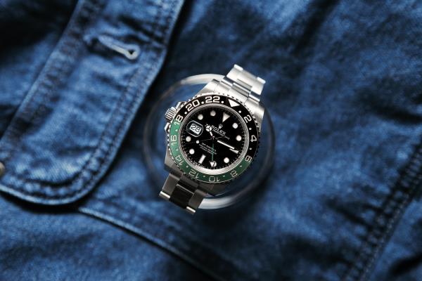 佩戴劳力士GMT腕表是否有正确的方法?
