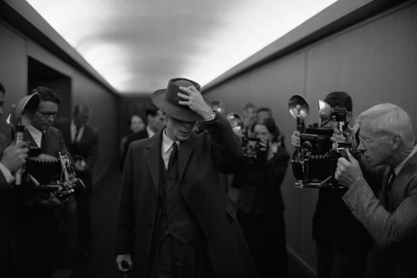 在克里斯托弗·诺兰的电影《奥本海默》中，希里安·墨菲饰演罗伯特·奥本海默，他穿着三辆老式汉密尔顿鞋