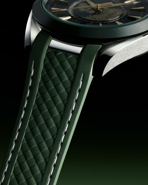 欧米茄重新推出了全新的钛和钢材质的海马Aqua Terra世界计时器，配有彩色陶瓷表圈